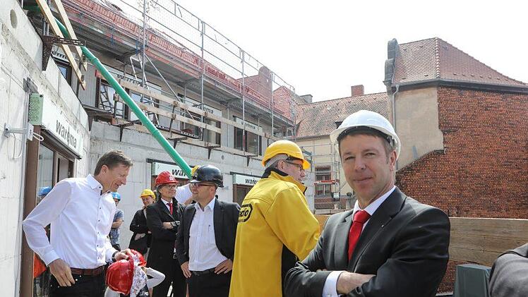 Zufriedene Gesichter auf dem Balkon einer neuen Wohnung. Im Vordergrund blickt Thomas Endres, Mitglied des Vorstandes der Sparkasse Bamberg, gelöst in die Kamera. Barbara Herbst