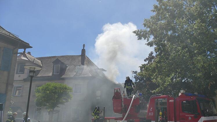 &uuml;r einen Einsatz der Feuerwehr sorgte am Sonntagnachmittag der Brand einer Dachterrasse eines Mehrfamilienhauses. Das Dachgeschoss ist durch die Flammen unbewohnbar. Foto: NEWS5/O&szlig;wald
