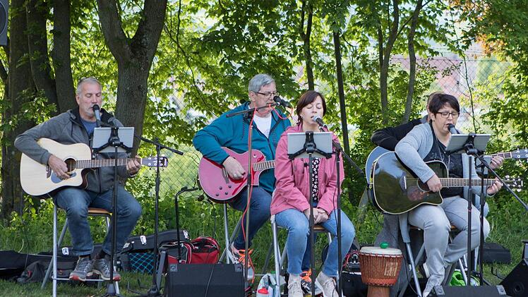 Die Band "unterwegs" begleitete den Eröffnungsgottesdienst