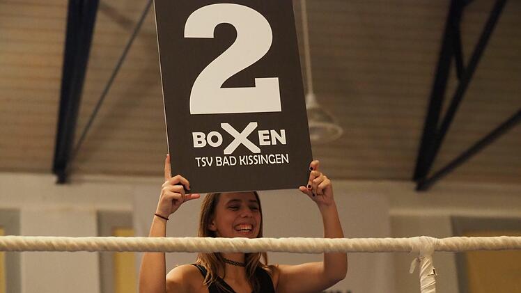 Ring frei f&uuml;r Runde zwei. Nummerngirl Larissa L&ouml;bnitz im Tattersall. Foto: J&uuml;rgen Schmitt