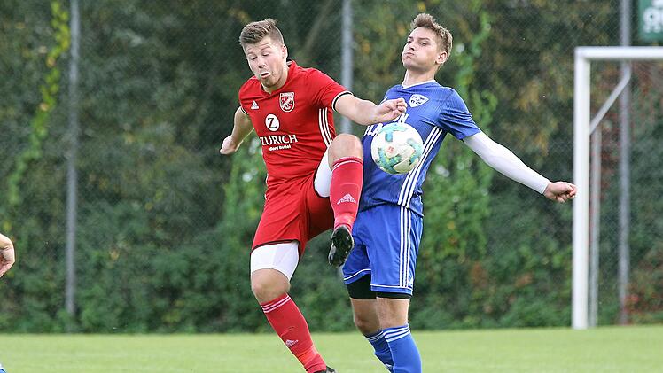 Patrick Titzmann (l.) und der FSV Buttenheim waren gl&uuml;cklos gegen den Spitzenreiter: Der TSV M&ouml;nchr&ouml;den um Marius Stammberger setzte sich 2:0 durch.