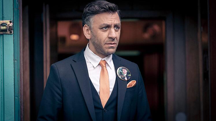 Mehmet Ösker (Cem Ali Gültekin) hat schon wieder einen neuen Job: Er möchte Bürgermeister werden!