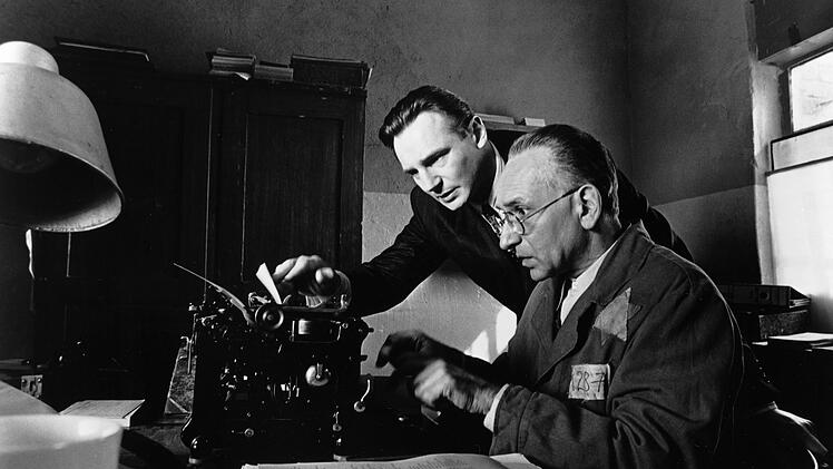 Gemeinsam mit seinem Buchh&auml;ndler Stern (Ben Kingsley, rechts) will Oskar Schindler (Liam Neeson) das Leben der Juden retten.