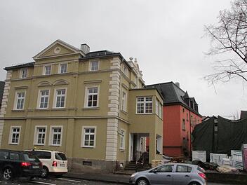 Die ehemalige Endres-Villa (grün) ist bereits saniert, aber einen Anbau am Nebengebäude (rechts) hat der Bauausschuss abgelehnt. Foto: Roepert
