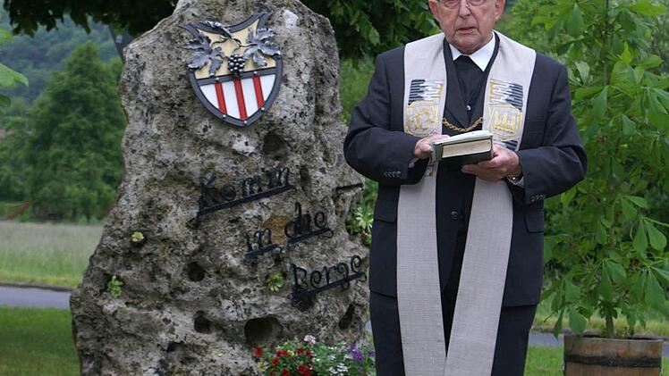 Pfarrer Anton Hubert Brimer segent den Bildstock.