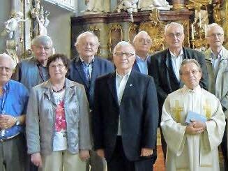 Die Jubilare mit ihren Angehörigen nach dem Dankgottesdienst vor dem Zelebrationsaltar in der Münnerstädter Klosterkirche. Foto: Anneliese Albert