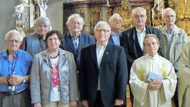 Die Jubilare mit ihren Angehörigen nach dem Dankgottesdienst vor dem Zelebrationsaltar in der Münnerstädter Klosterkirche. Foto: Anneliese Albert
