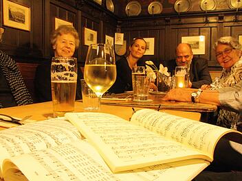 Redakteur Thomas Ahnert (hinten) hat einen Kissinger-Sommer-Stammtisch ins Leben gerufen, bei dem er sich jeden Mittwoch mit Konzertbesuchern und Lesern über Musik, Musiker und Musikgeschichte austauscht. Das Angebot der Saale-Zeitung ist offen für alle. Fotos: Ralf Ruppert