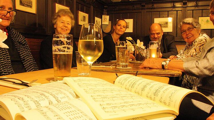 Redakteur Thomas Ahnert (hinten) hat einen Kissinger-Sommer-Stammtisch ins Leben gerufen, bei dem er sich jeden Mittwoch mit Konzertbesuchern und Lesern über Musik, Musiker und Musikgeschichte austauscht. Das Angebot der Saale-Zeitung ist offen für alle. Fotos: Ralf Ruppert