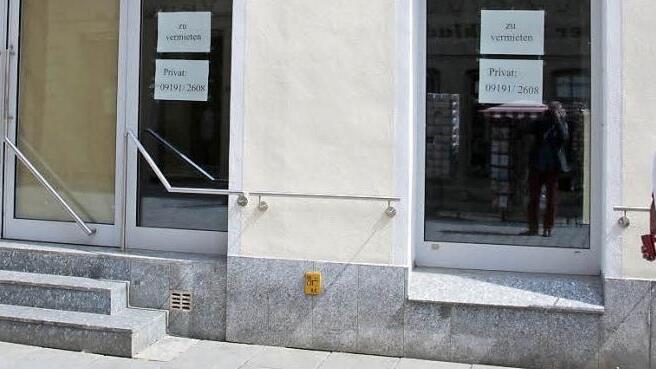 Aus finanziellen Gründen verließ NKD dieses Haus in der Hauptstraße. Ein Nachmieter ist auch wegen der Ladengröße (300 Quadratmeter) schwer zu finden. Fotos: Roepert