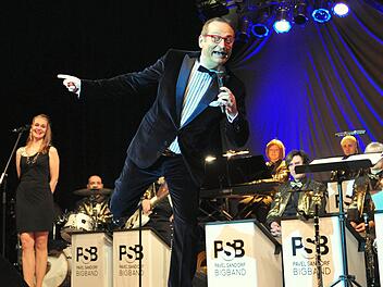 Volker Heißmann, begleitet von der Pavel-Sandorf Bigband sowie den Sängerinnen Karin Schubert, Anja Hackl und Sibylle Mantau, begeisterte mit seinem "Fasching-Spezial" beim Kulturamt Haßfurt in der vollbesetzten Stadthalle in Haßfurt. Foto: Ulrike Langer