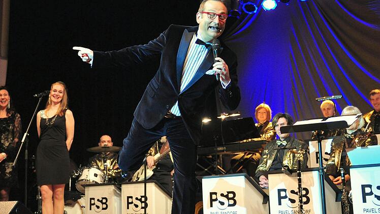 Volker Heißmann, begleitet von der Pavel-Sandorf Bigband sowie den Sängerinnen Karin Schubert, Anja Hackl und Sibylle Mantau, begeisterte mit seinem "Fasching-Spezial" beim Kulturamt Haßfurt in der vollbesetzten Stadthalle in Haßfurt. Foto: Ulrike Langer