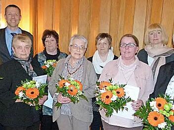 Ehrungen bei den Choradstanten (von links): Barbara Hannemann, Marco Steiner, Helga Leipold, Renate Fischer, Brigitte Forkel, Ines Liebig, Christine Arnold, Anke Kroll und Gudrun Fischer  Foto: Lothar Weidner
