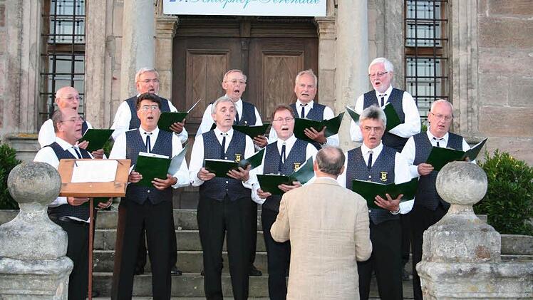 Der Männergesangverein "Fidelia" bei seiner Schlosshofserenade im Juli 2007  Foto: FT-Archiv