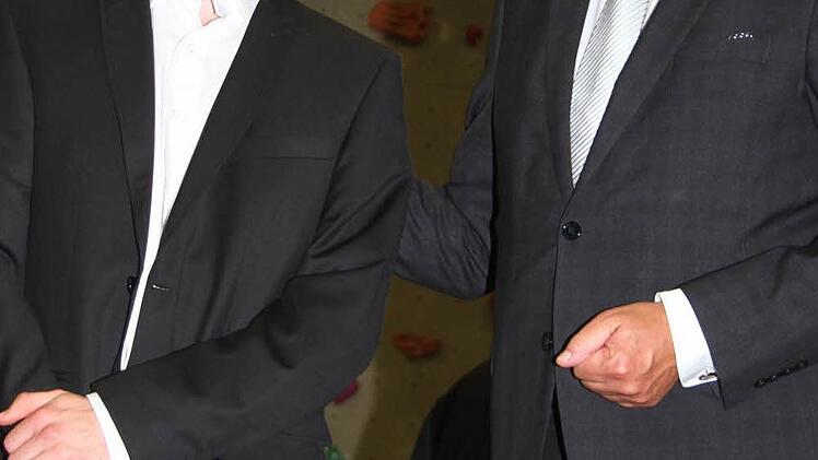 Schulterklopfen von Schulleiter Horst Pfadenhauer für Bonifaz Baumann, der die Traumnote 1,0 erreicht hat. Foto: Sonja Adam