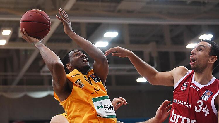 Tübingens William Buford (l.) gegen Yassin Idbihi