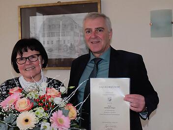 Mit einer Dankesurkunde der Gemeinde Wartmannsroth würdigte Bürgermeister Jürgen Karle das 40-jährige Arbeitsjubiläum von Adelheid Tröger. Foto: Gerd Schaar