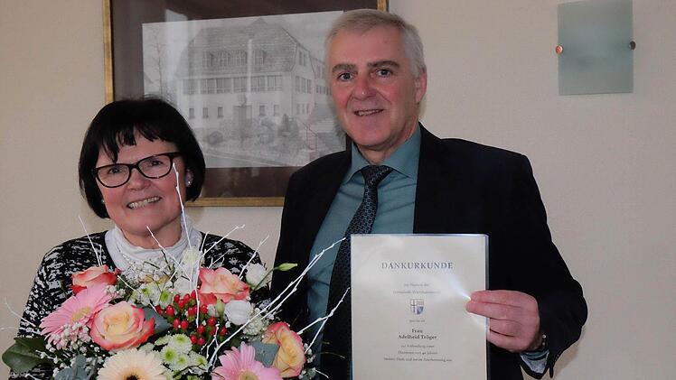 Mit einer Dankesurkunde der Gemeinde Wartmannsroth würdigte Bürgermeister Jürgen Karle das 40-jährige Arbeitsjubiläum von Adelheid Tröger. Foto: Gerd Schaar