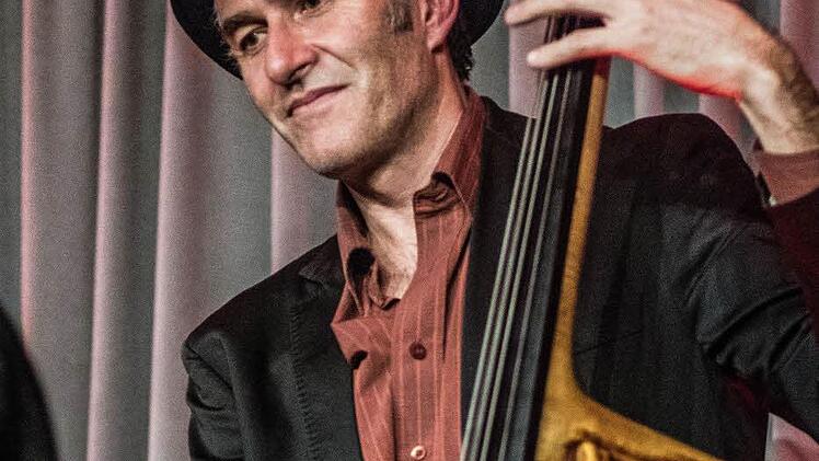Jazz-Legenden gastierten in Coburg: Wolfram Derschmidt am Kontrabass.Foto: Jochen Berger