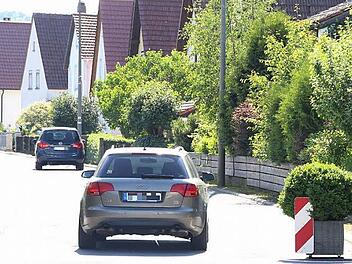 Pflanzkübel und Warnbaken weisen auf die Fahrbahnverengung in der Grünen Au in Friesen hin.  Fotos: Friedwald Schedel