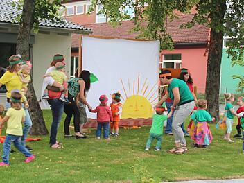Die Kleinen hießen ihre Gäste mit einem Schmetterlingstanz willkommen. Foto: Johanna Blum