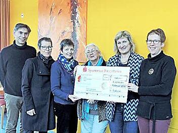 Scheckübergabe mit (von links) Pfarrer Christian Muschler, SI-Präsidentin Susanne Heydenreich, Christine Leuker, Monika Vieth, Heidemarie Hollederer und Kathrin Reif  Foto: Birgit Rosbigalle