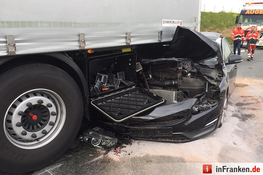 A3 im Kreis Würzburg: Kleintransporter schiebt Auto unter Sattelauflieger