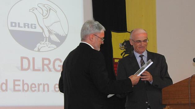 Landrat Wilhelm Schneider hatte f&uuml;r die DLRG ein Pr&auml;sent dabei. Foto: Janina Reuter