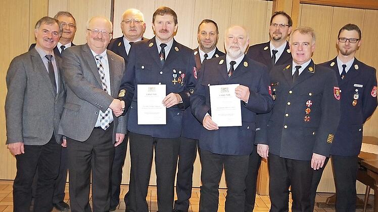 Thomas Stadelmann (Vierter von rechts) und Herbert Agel (links daneben) wurden mit dem Staatlichen Ehrenzeichen in Gold für 40 Jahre aktiven Dienst ausgezeichnet.