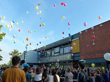 Die Hainbrunnenschüler lassen zur 50-Jahr-Feier Luftballons mit Grußkarten in den Himmel steigen. Foto: Pauline Lindner