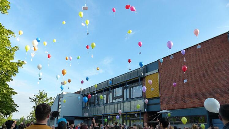 Die Hainbrunnenschüler lassen zur 50-Jahr-Feier Luftballons mit Grußkarten in den Himmel steigen. Foto: Pauline Lindner