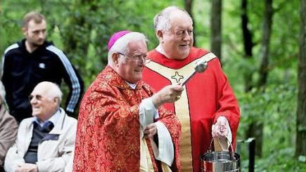 Der frühere Bischof Friedhelm Hofmann (vorne, links) und Eberns Stadtpfarrer Pater Rudolf Theiler beim Weiheakt