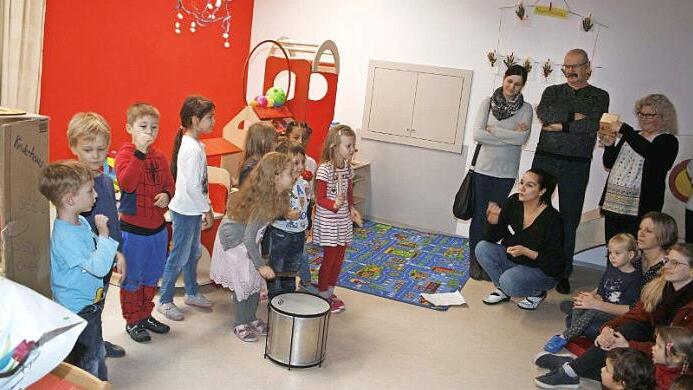 Gro&szlig;e Freude herrschte bei den Jungen und M&auml;dchen des Awo-Kinderhauses Abenteuerland, als sie ihre neuen R&auml;umlichkeiten in Beschlag nehmen konnten. Die "Gro&szlig;en" begr&uuml;&szlig;ten die Krippenkinder mit einem fr&ouml;hlichen Lied.