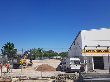 Die Fläche für das Bürogebäude in der Äußeren Nürnberger Straße ist bereits geebnet.  Foto: Ekkehard Roepert