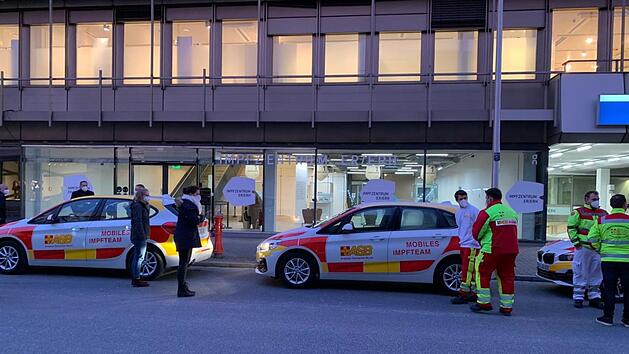 Am Sonntagmorgen vor dem Impfzentrum in der Sedanstra&szlig;e in Erlangen: Teams holen den Impfstoff ab und bringen ihn in Krankenh&auml;user und Seniorenheime.  Foto: Landratsamt