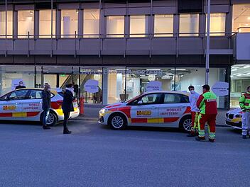 Am Sonntagmorgen vor dem Impfzentrum in der Sedanstraße in Erlangen: Teams holen den Impfstoff ab und bringen ihn in Krankenhäuser und Seniorenheime.  Foto: Landratsamt
