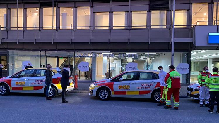 Am Sonntagmorgen vor dem Impfzentrum in der Sedanstraße in Erlangen: Teams holen den Impfstoff ab und bringen ihn in Krankenhäuser und Seniorenheime.  Foto: Landratsamt