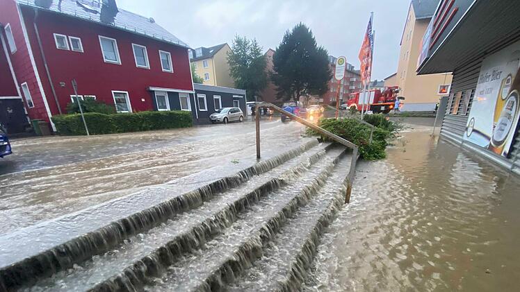 In Selbitz waren in kürzester Zeit die Straßen voller Wasser. Foto: News5/Merzbach