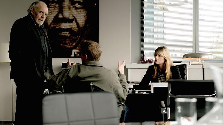 Rick Spoery (Helgi Schmid, Mitte) sucht Hilfe bei Thomas Borchert (Christian Kohlund) und Dominique Kuster (Ina Paule Klink).