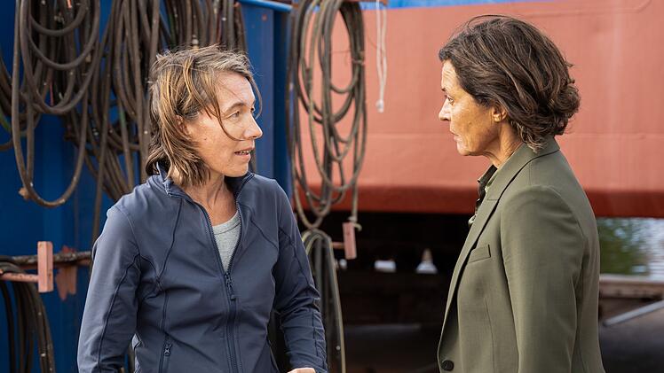 Rosi Isengard (Katja B&uuml;rkle, links) ist die engste Mitarbeiterin und Vertraute der Reederei-Chefin Amke Wilhelmson (Ulrike Folkerts). Doch kann sie ihr wirklich jedes Geheimnis anvertrauen?