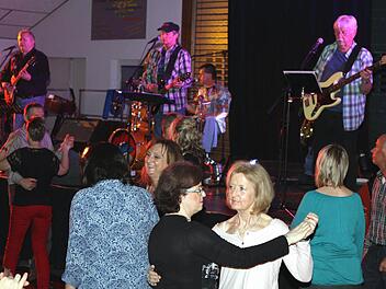 Die Musiker der "Silhouettes" spielten in der Zecherhalle auf.  Foto: Michael Wunder