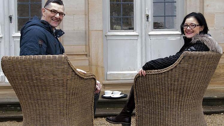 Floriana Foti und Heinz Zaglauer sind die neuen Pächter des Cafés im Rosengarten der Neuen Residenz Bamberg und als solche auch die neuen Partner des Vereins Rosengarten-Serenaden.  Foto: Bayerische Schlösserverwaltung