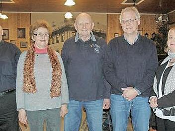 Für ihre große Leidenschaft, das Singen, wurden Marianne und Horst Lesch (Zweite und Dritter von links) geehrt. Der Vorsitzende des Liederkranzes Neustadt, Günter Georg, Chorleiter Wolfgang Friedrich und Christine Weigand (von links) von der Sängergruppe Muppberg gratulierten den beiden Jubilaren. Foto: Edwin Meißinger