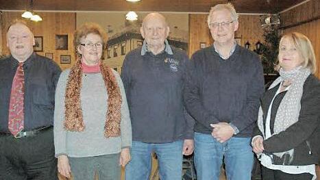 Für ihre große Leidenschaft, das Singen, wurden Marianne und Horst Lesch (Zweite und Dritter von links) geehrt. Der Vorsitzende des Liederkranzes Neustadt, Günter Georg, Chorleiter Wolfgang Friedrich und Christine Weigand (von links) von der Sängergruppe Muppberg gratulierten den beiden Jubilaren. Foto: Edwin Meißinger