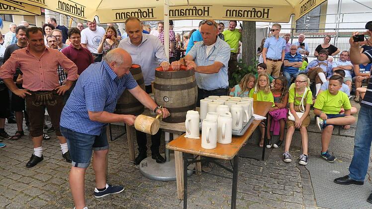 Das zweite Fass zapft Roland Brater an. Foto: Johanna Blum