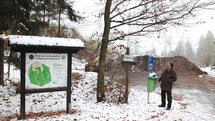 Peter Hagemann zeigt die Verbindung von Waldnutzung und Natur auf. Auf einem Teil des Wandererparkplatzes lagern Hackschnitzel.  Foto: Friedwald Schedel