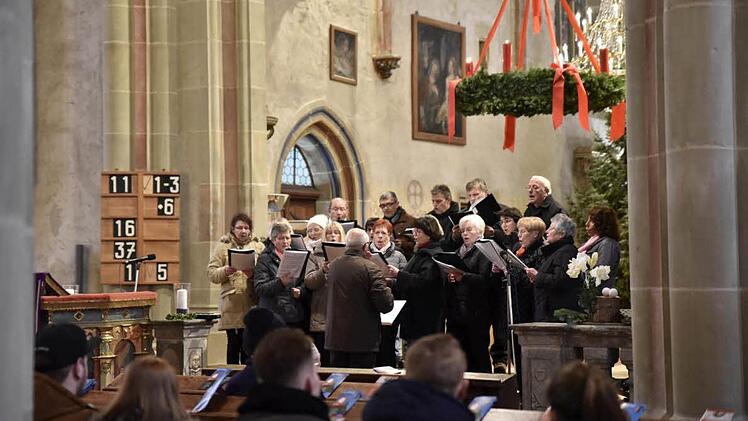 Der Gesangverein Unfinden mit seinem Dirigenten Roland Kraft erfreute mit seinen Liedern die Zuhörer in der Marienkirche.