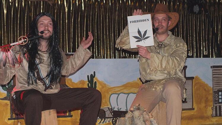 Die Friedenspfeife, ohne Hanf, rauchten am Lagerfeuer Christoph Eller und Alexander Jahna.