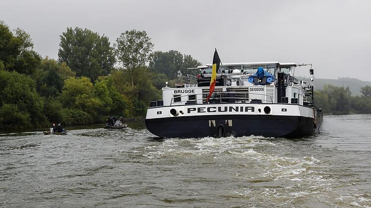 135 Meter lang, 11,4 Meter breit, fast 4000 Tonnen Beladung - da wird´s eng auf dem Main. Foto: Matthias Hoch