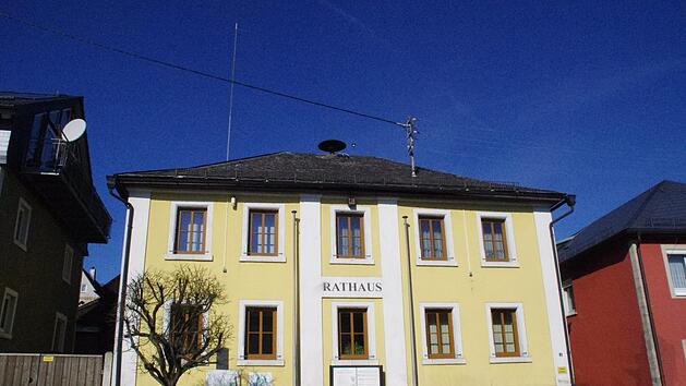 Angedacht ist, im Rahmen des Projekts "Mitfahrerb&auml;nkla" auch vor dem Rathaus einen St&uuml;tzpunkt einzurichten.Archiv